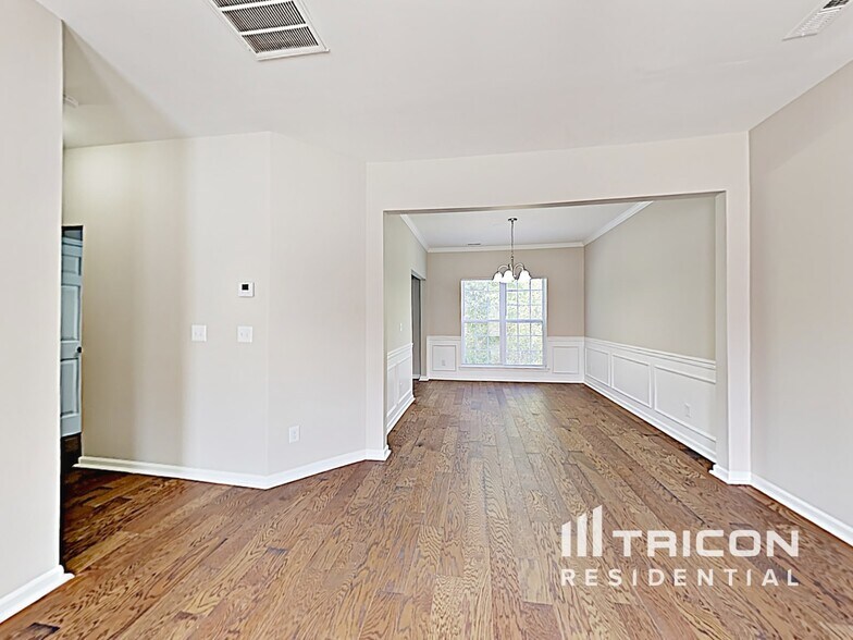 Building Photo - 8716 Rozumny Dr