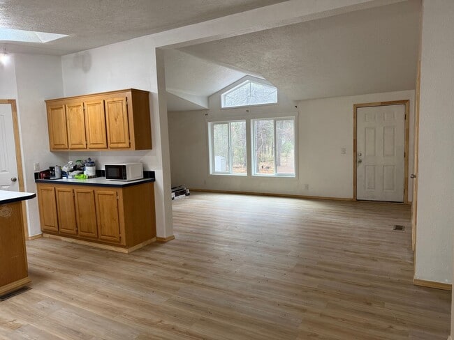 Building Photo - Open floor plan-Lots of upgrades