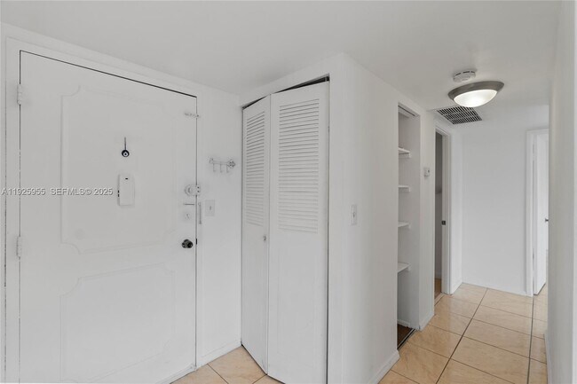 Building Photo - 1301 NE Miami Gardens Dr