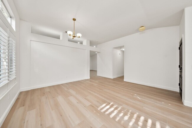 Building Photo - 302 Carlina Ct