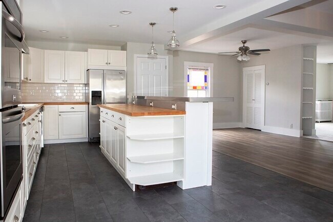 Building Photo - 43 Beacon St