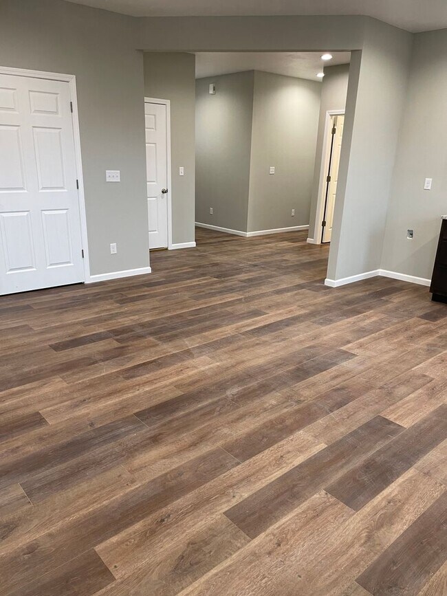 Building Photo - 4 bed 2 bath 2 Car Garage! 1/2 off 1st Months Rent!!