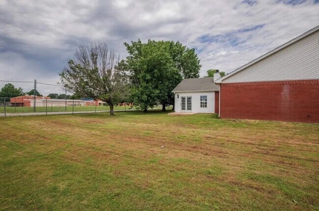 Building Photo - 1470 Forest St