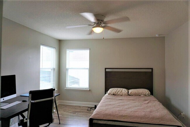Building Photo - Orchard Hills 6 bed / 3.5 Bath - Partially Furniushed