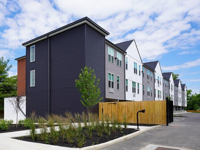 Building Photo - 476 Taylor Ave