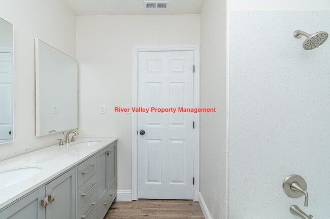 Building Photo - Adorable remodeled Cottage, 3+2, CHA, Garage, fenced yard, close to Christian Brothers High School