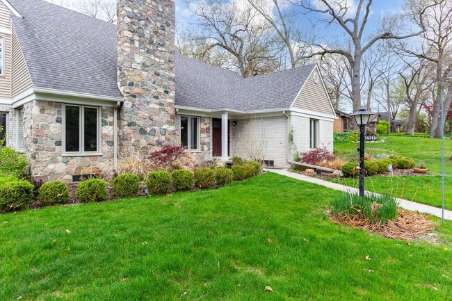 Building Photo - SOPHISTICATED COMFORT in HISTORIC FRANKLIN