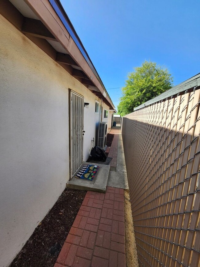 Building Photo - M-Muir Ave (triplex)