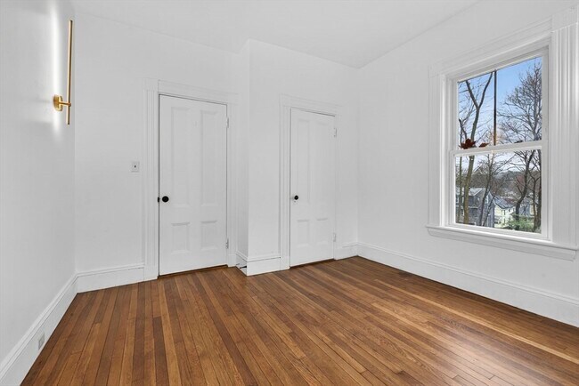 Building Photo - 168 Elliot St