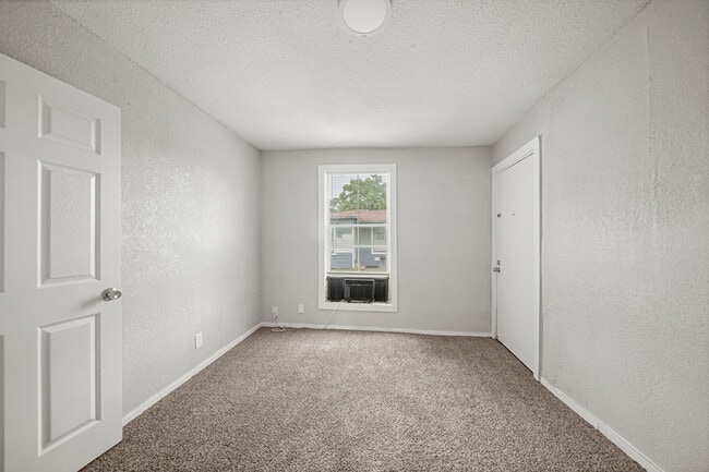 Building Photo - 1723 W 5th St