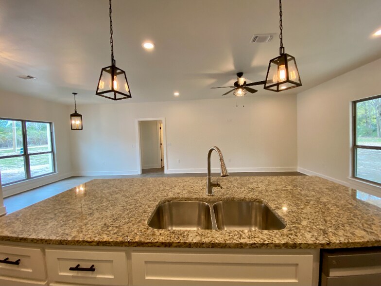 Building Photo - 350 Parks Cir