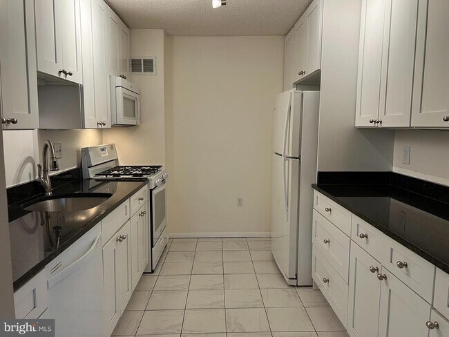 Building Photo - 1225 Martha Custis Dr