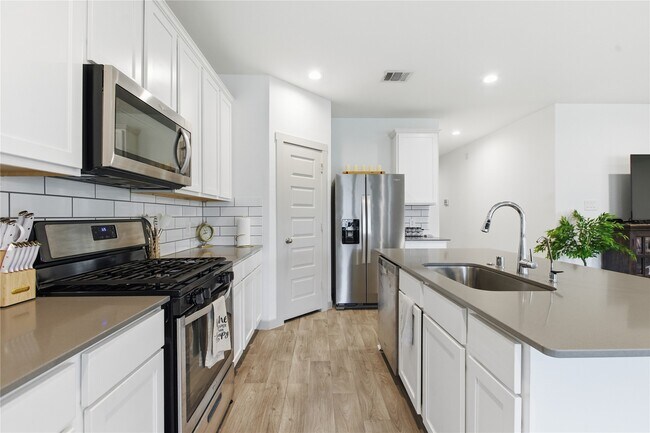 Building Photo - 130 Lk Wy Cir