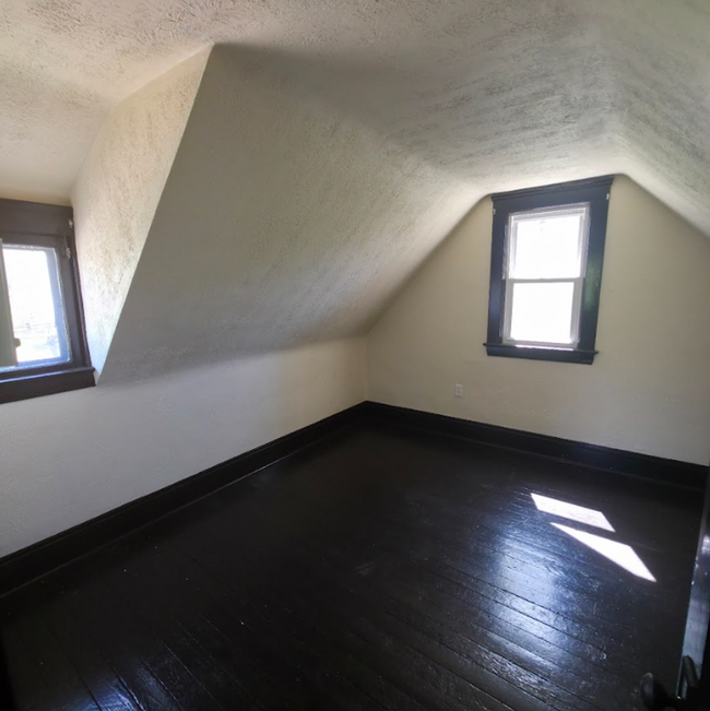 Building Photo - Single Family Home 2 beds 1 bath Available...