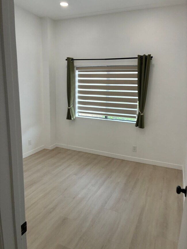 Building Photo - BEAUTIFUL 4 Bed 3 Bath unit