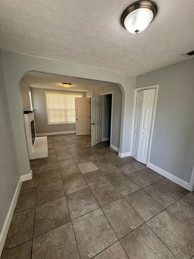 Building Photo - Freshly Renovated 3/2 Single Family in Wes...