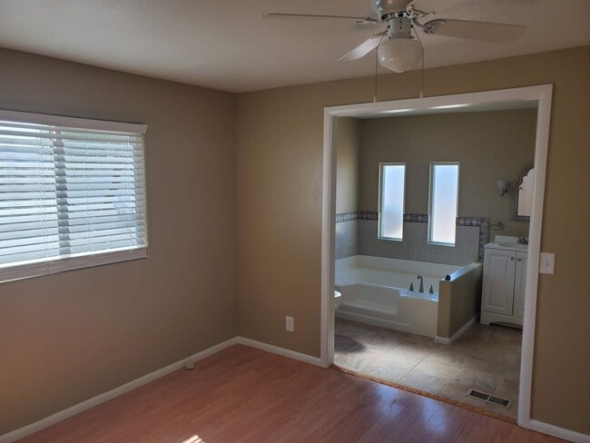 Building Photo - Bullhead City! 2 Bedroom Available/2 Bath ...