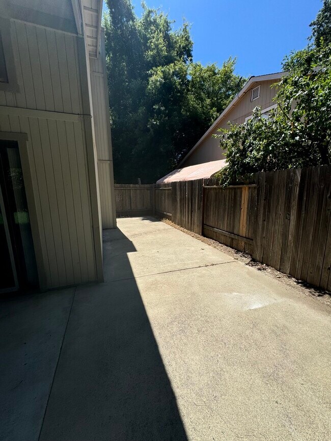 Building Photo - Beautifully spacious 3 bedroom 2 bath home...