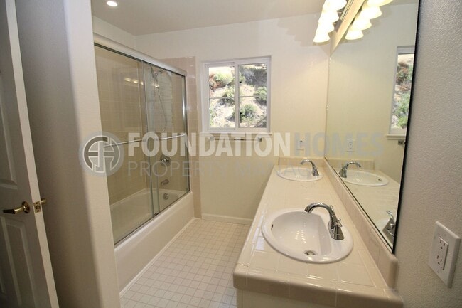 Building Photo - Bright Renovated 2BD/2.5BA Near China Camp...