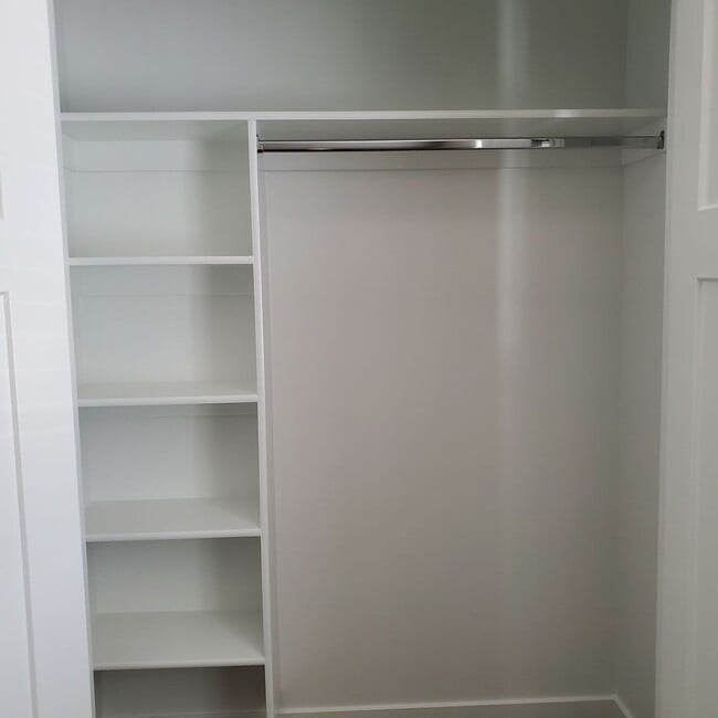 Building Photo - Welcoming 2 Bed, 2.5 Bath Townhouse