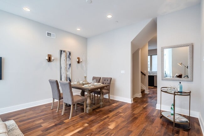 Building Photo - Old City Townhome with Parking