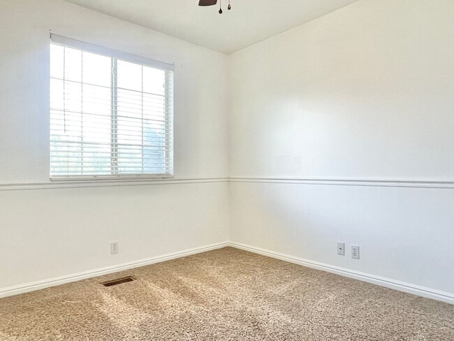Building Photo - Lovely Sandy Home in Well Kept Neighborhood!