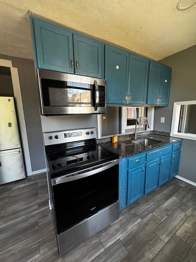 Building Photo - 2 Bedroom, 1st Floor Apartment