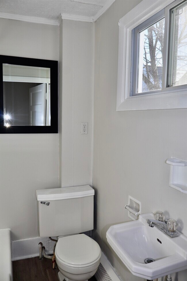 Building Photo - 39 Mead St