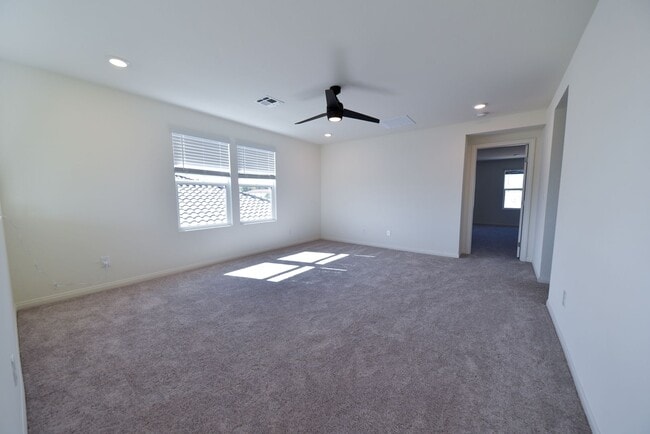 Building Photo - 5 Bed 3 1/2 Bath,  Beautiful home in gated community!