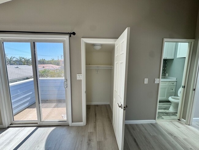 Building Photo - Eastside Costa Mesa Townhome with 2-Car Ga...