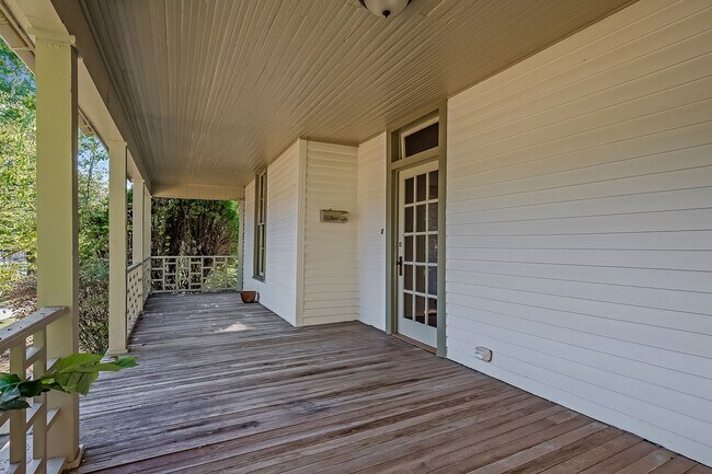 Building Photo - 2 Bedroom / 2 Bathroom House