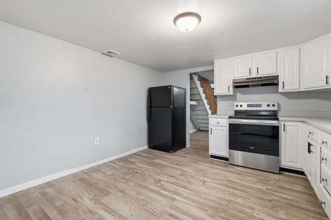Building Photo - Modern 2 bedroom home in Carnegie available now!