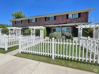 Building Photo - Remolded Mid-Town / South-West location wi...