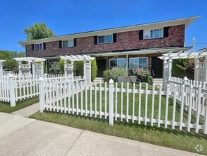 Building Photo - Remolded Mid-Town / South-West location wi...