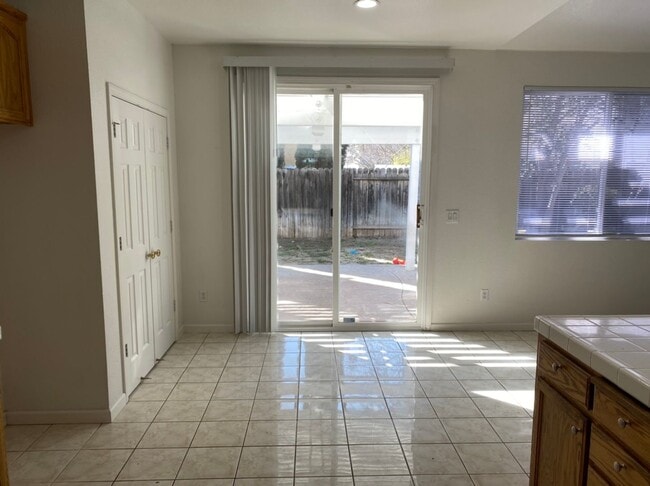 Building Photo - 6 bedroom in Manteca!