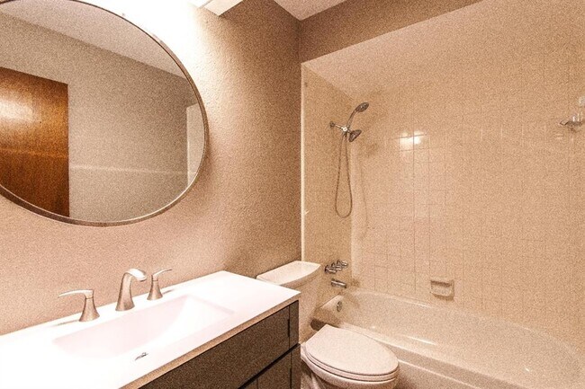 Building Photo - 1425 Venus Cir