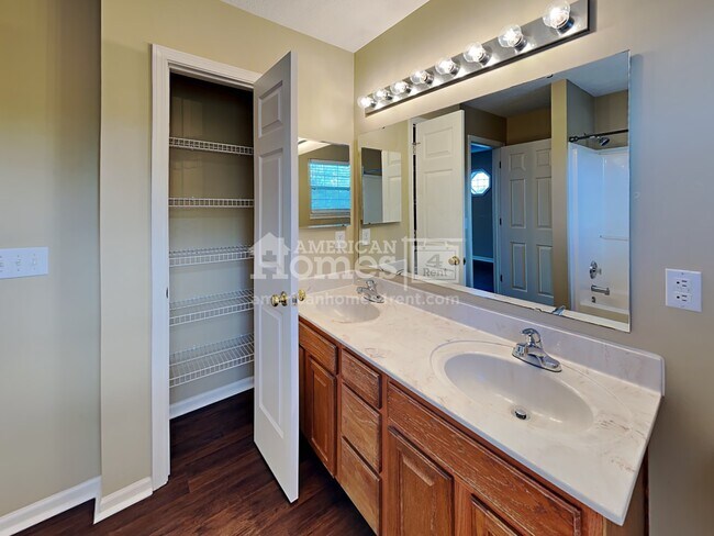 Building Photo - 720 Burr Oak Drive