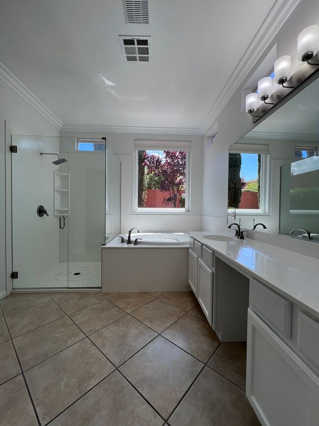 Building Photo - Stunning 4-Bed 3 Car Garage Gated Single S...