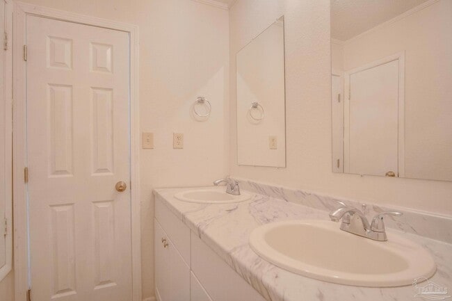 Building Photo - 4725 Clara St