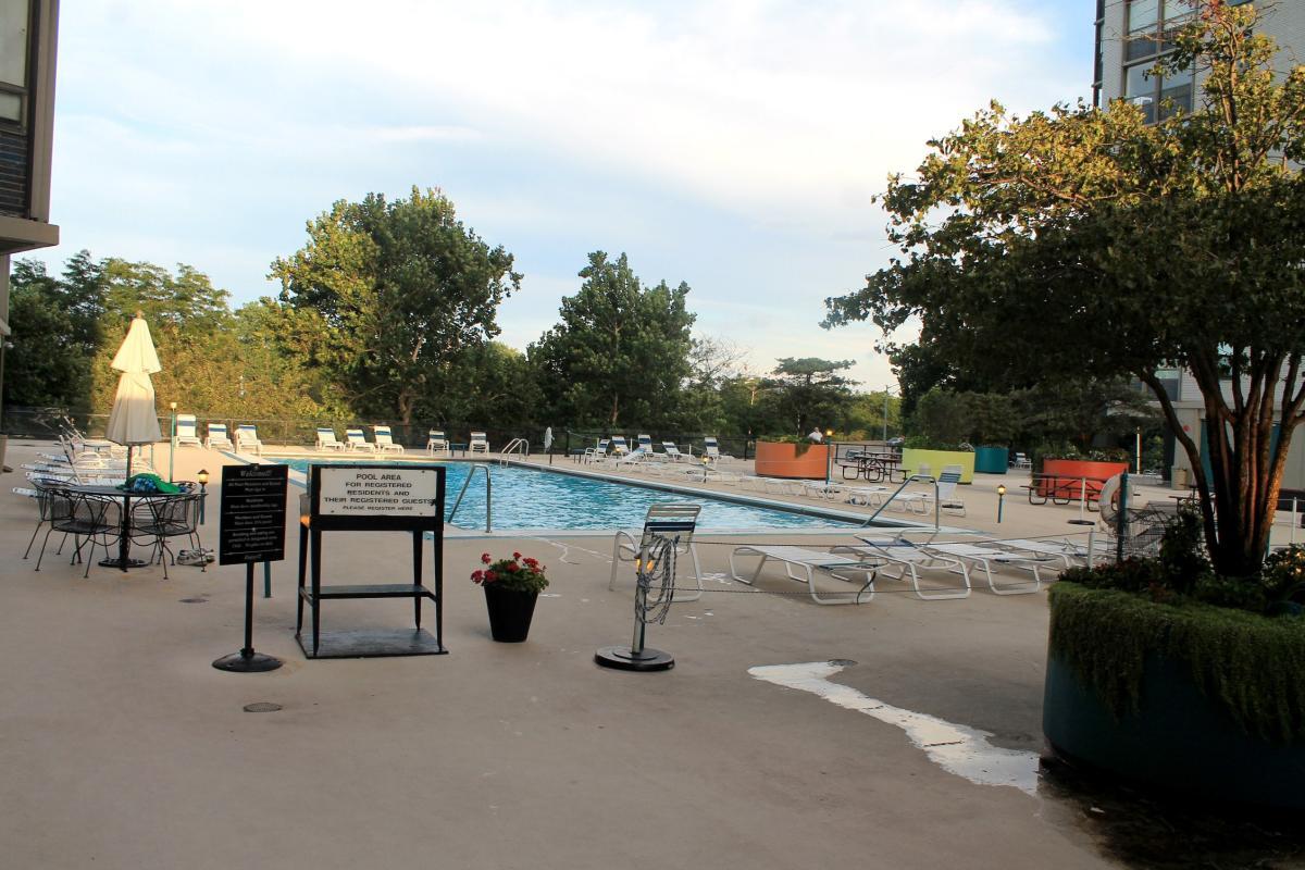 Swimming pool - 5701 N Sheridan Rd