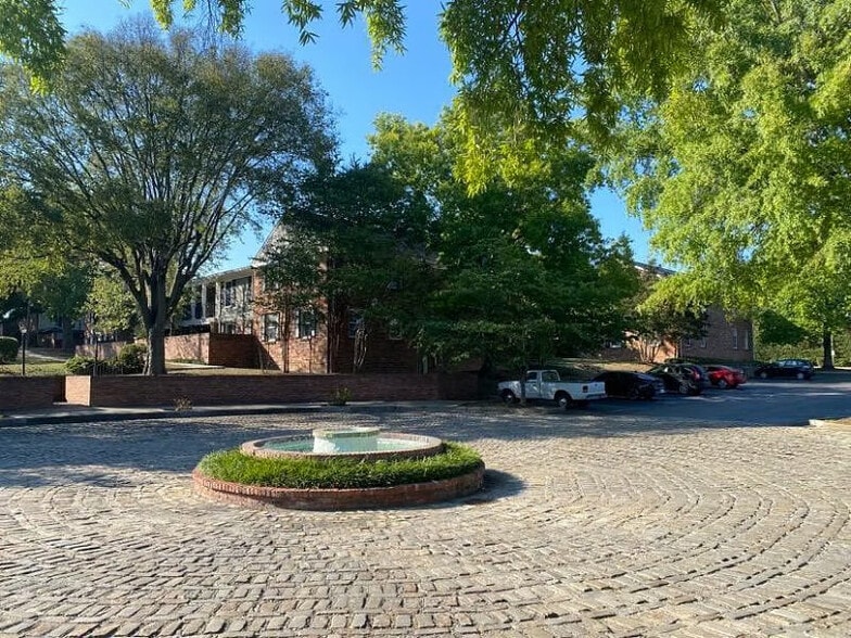 Building Photo - 5025 Hillsboro Pike