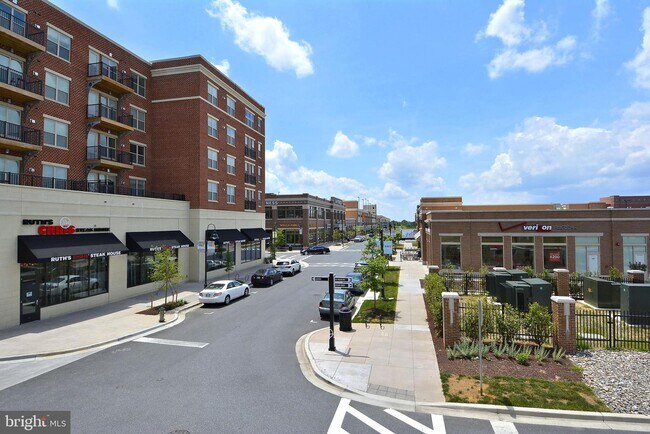 Building Photo - 10010 Vanderbilt Cir