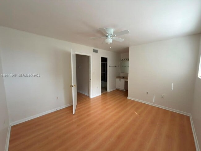 Building Photo - 862 Crystal Lake Dr