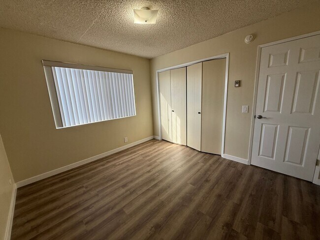 Building Photo - Mid Town Ventura 2 Bedroom 2 Bath Upstairs Corner Unit Apartment