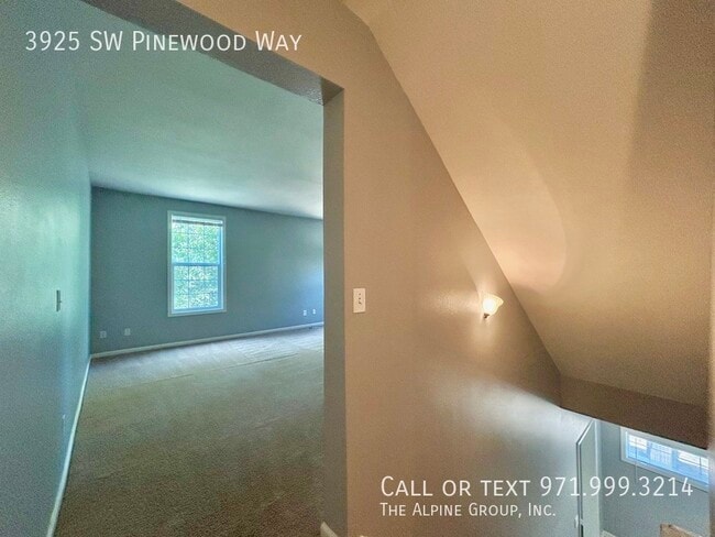 Building Photo - 3925 SW Pinewood Way