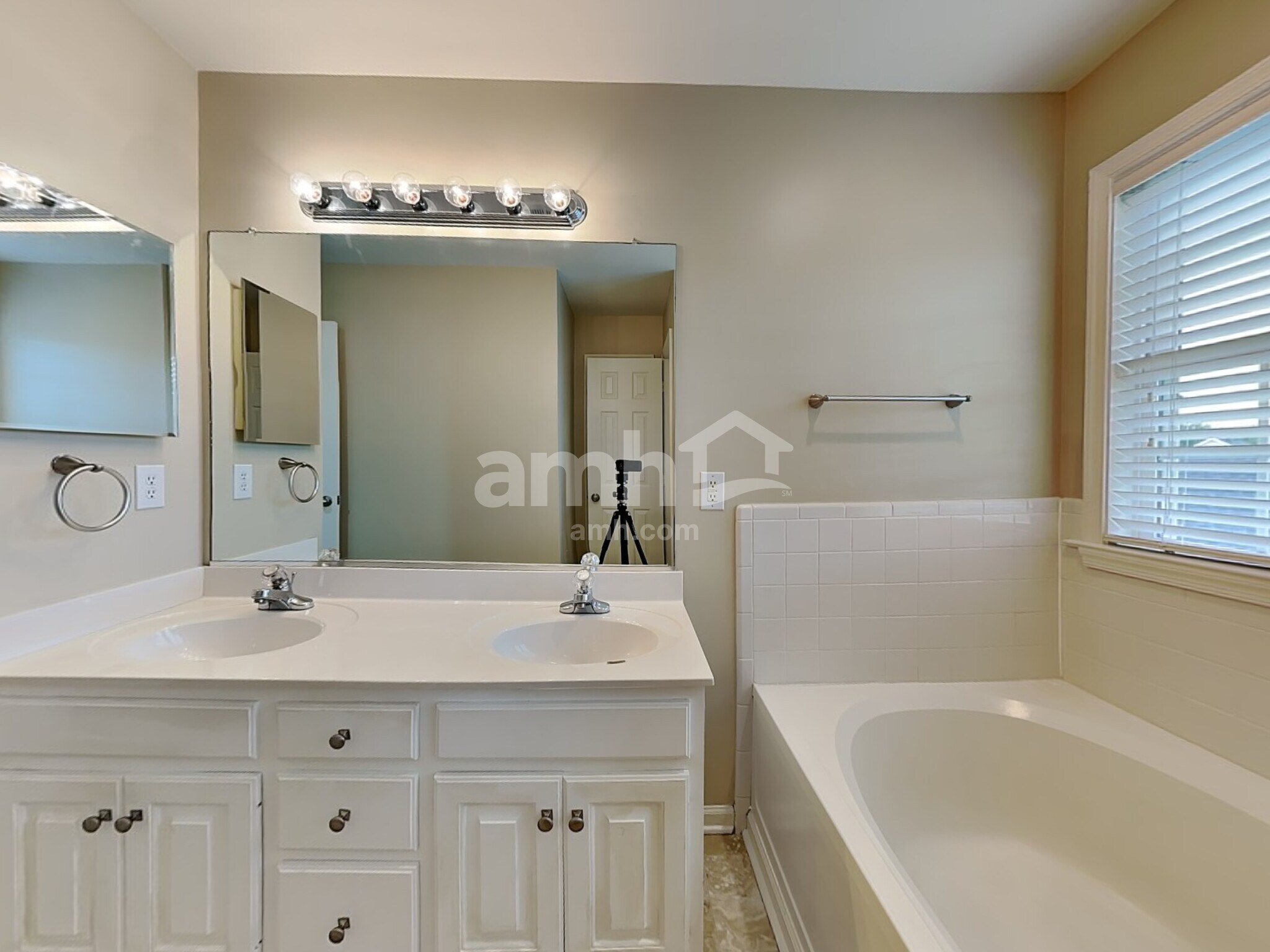 Building Photo - 3915 Red Hill Ct