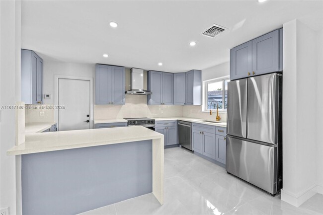 Building Photo - 719 SW 25th Ave
