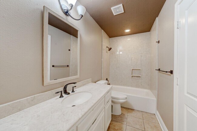 Building Photo - This charming 3-bedroom, 2-bathroom oasis ...