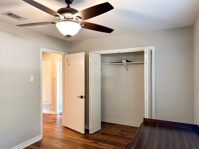 Building Photo - 3 Bed / 2 Bath / 2 Car Gargae / Pool