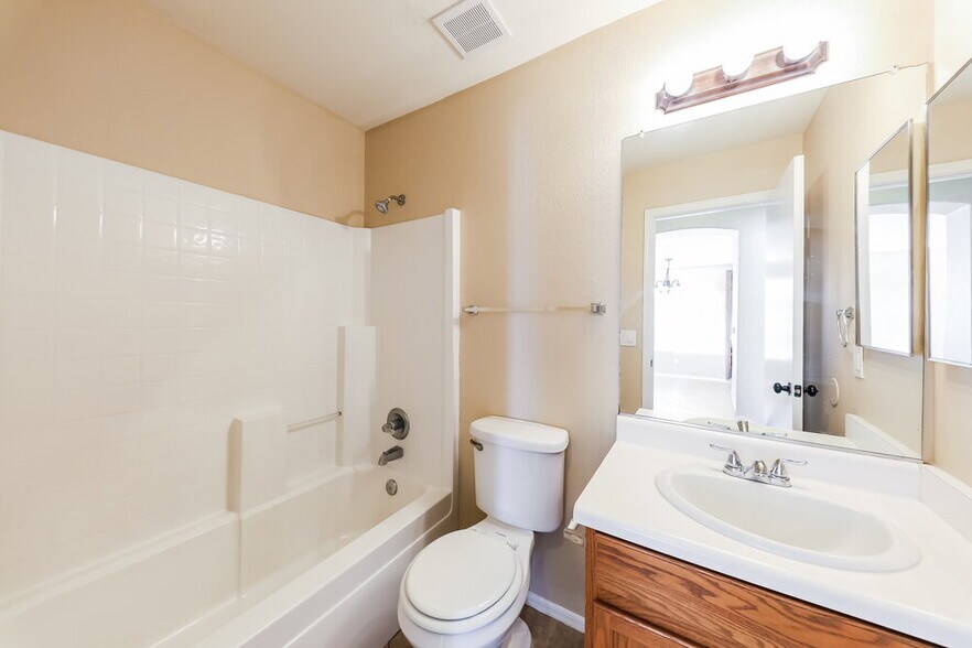 Building Photo - 10653 W Poinsettia Dr